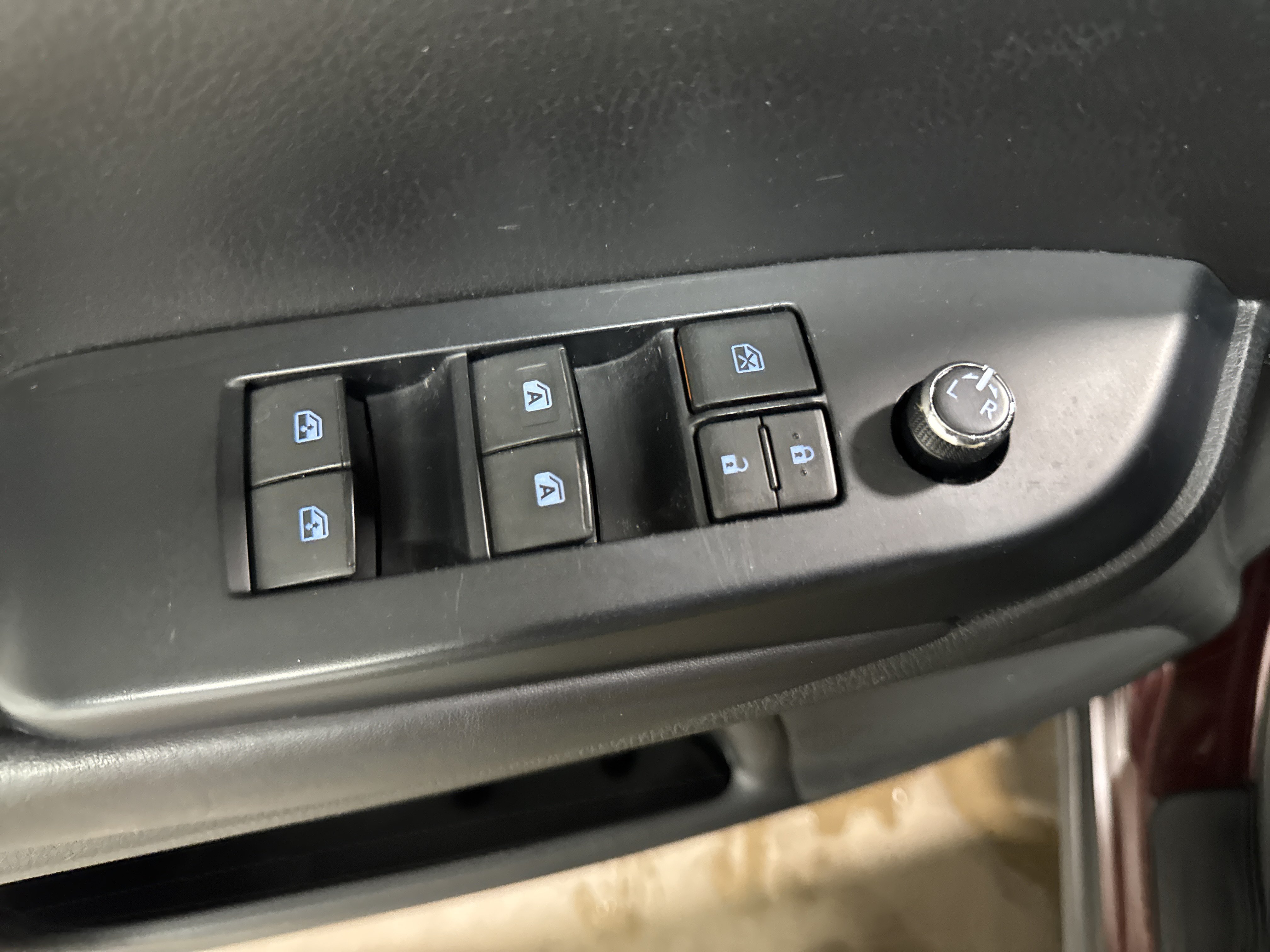 Used 2019 Toyota Highlander XLE AWD/4WD image 28