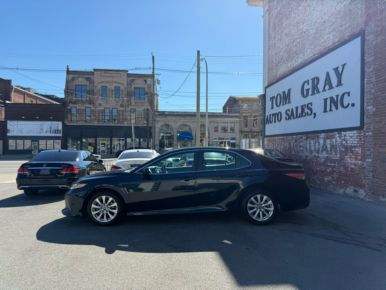 Used 2018 Toyota Camry LE image 5