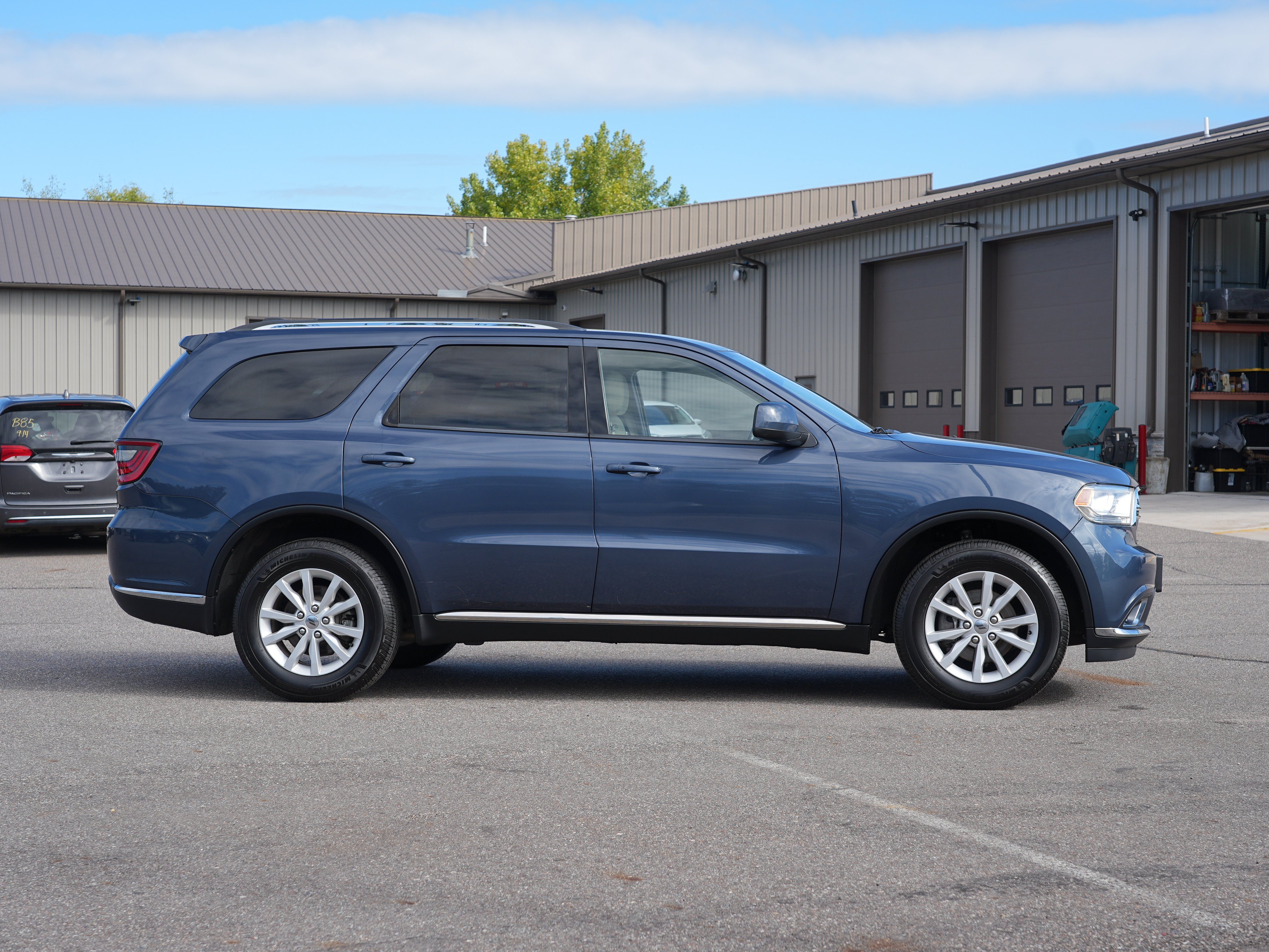 Used 2020 Dodge Durango SXT AWD/4WD image 2