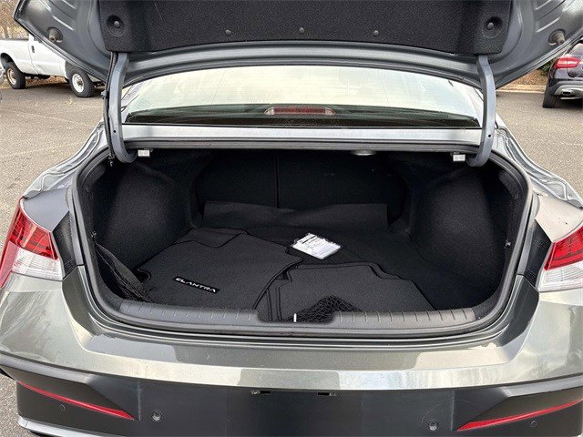 Used 2024 Hyundai Elantra Limited image 12