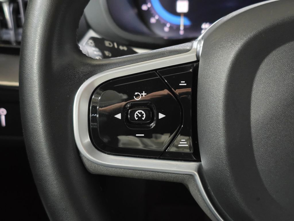 Used 2022 Volvo XC60 B5 R-Design w/ Climate Package image 18