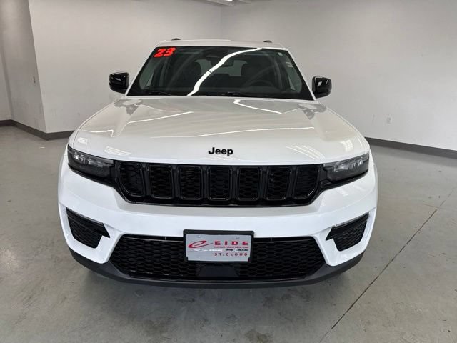 Used 2023 Jeep Grand Cherokee Limited w/ Black Appearance Package AWD/4WD image 5
