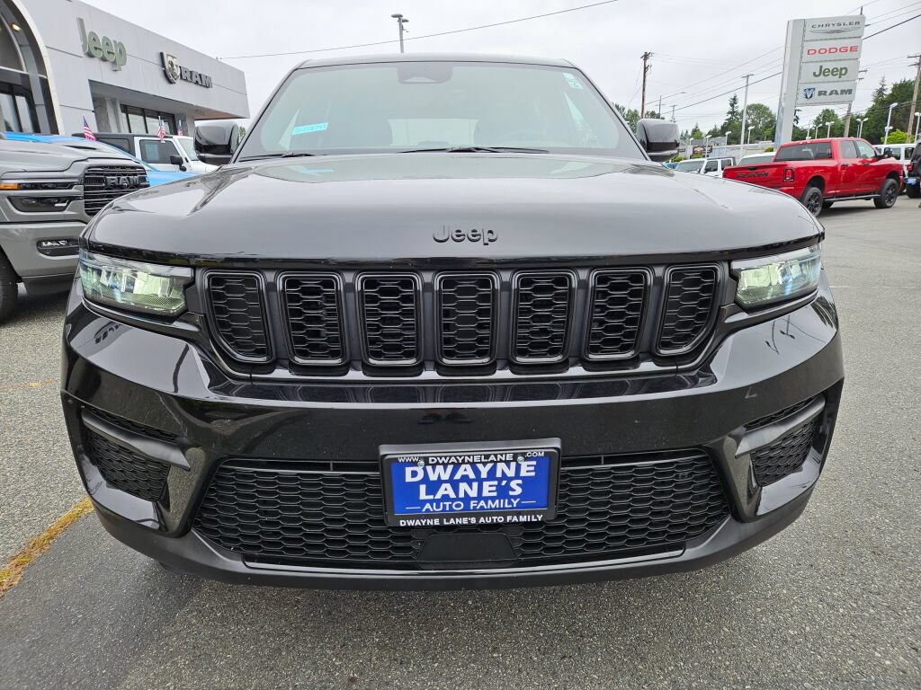 Used 2025 Jeep Grand Cherokee Altitude AWD/4WD image 8