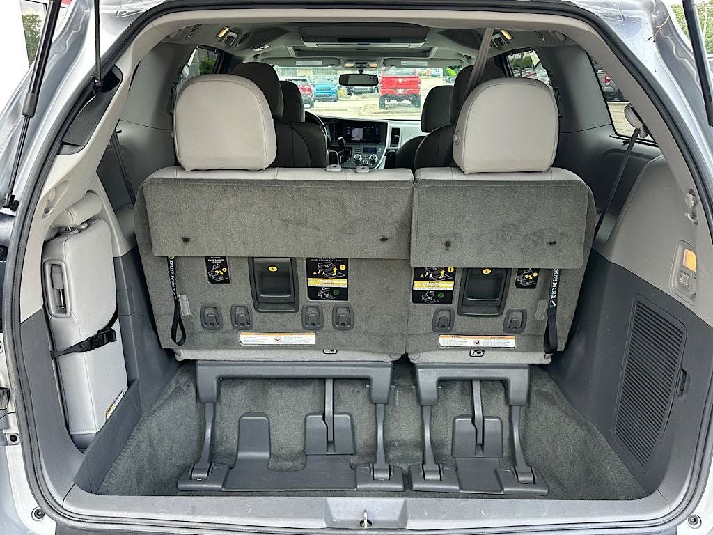 Used 2017 Toyota Sienna XLE Premium FWD image 7