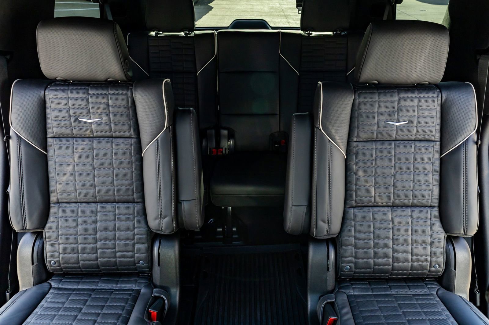 Used 2026 Cadillac Escalade Platinum Sport w/ LPO, Floor Liner Package AWD/4WD image 31
