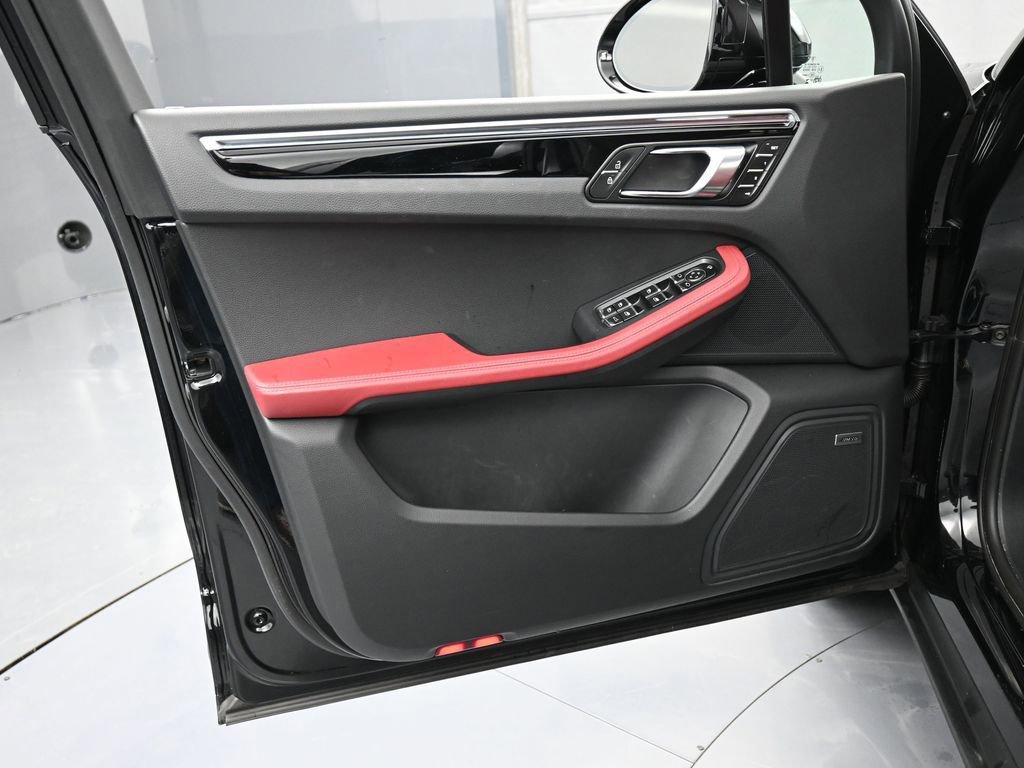 Certified 2025 Porsche Macan image 15