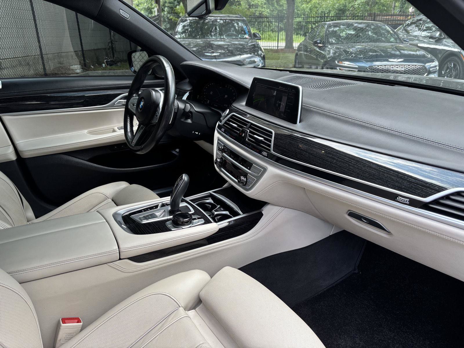 Used 2022 BMW 750i xDrive w/ Executive Package AWD/4WD image 9