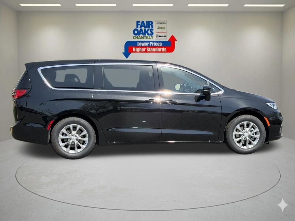 New 2026 Chrysler Pacifica Limited FWD image 5