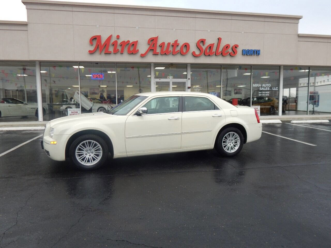 Used 2010 Chrysler 300 Touring image 2