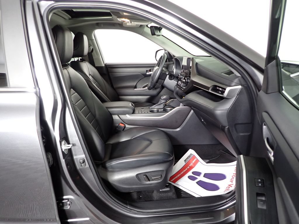 Used 2023 Toyota Highlander XLE AWD/4WD image 39