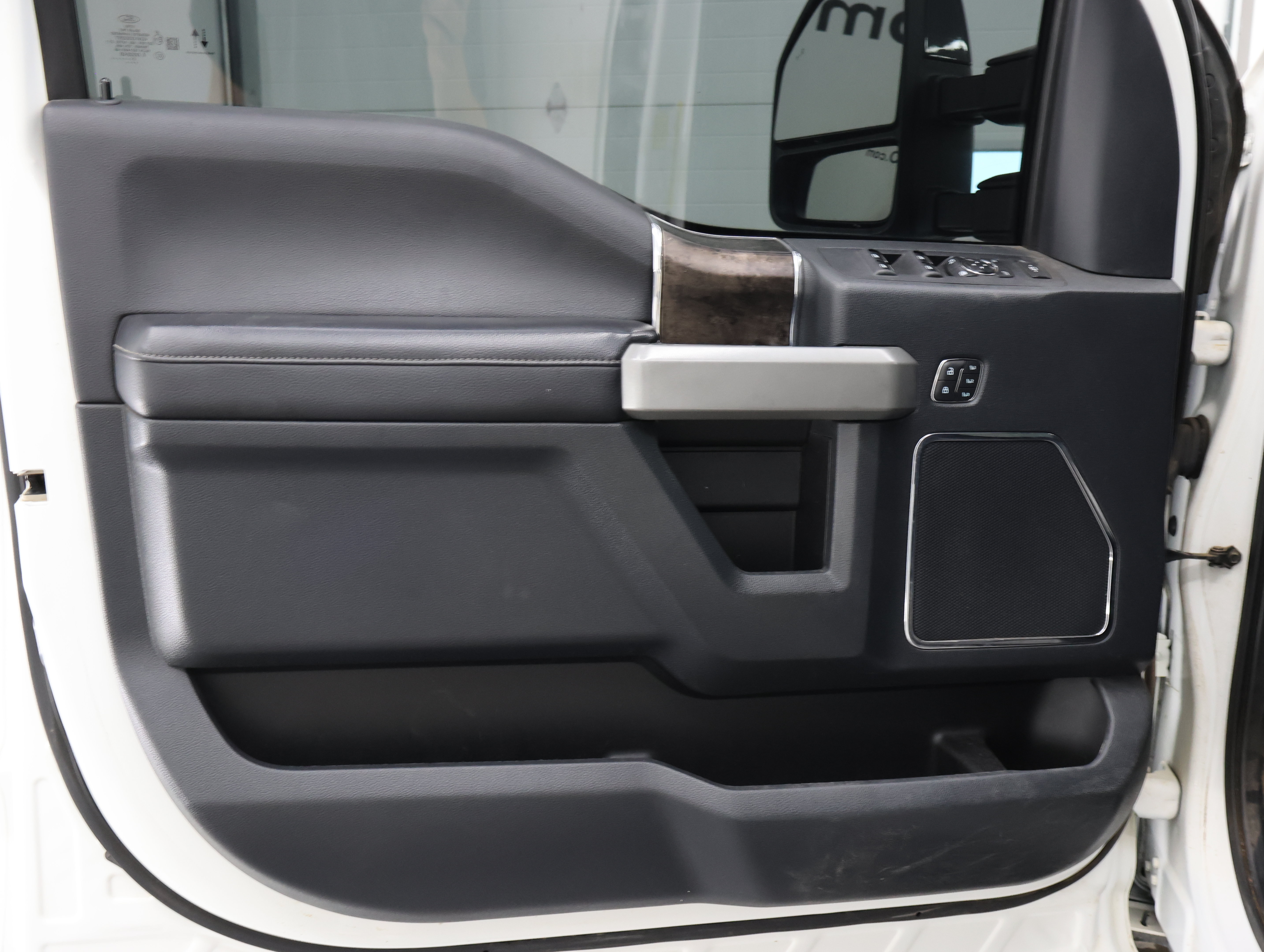Used 2022 Ford F350 Lariat w/ Black Appearance Package AWD/4WD image 38