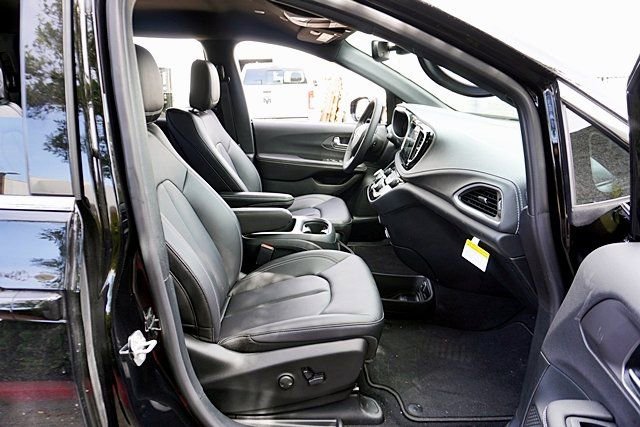 New 2026 Chrysler Pacifica Select AWD/4WD image 13