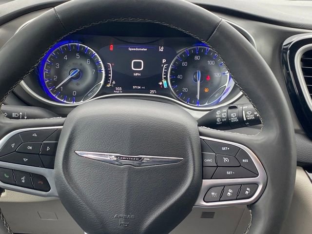 Used 2024 Chrysler Pacifica Touring-L image 9
