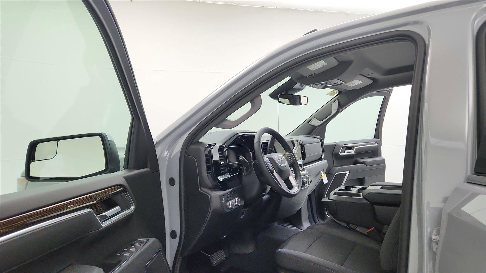 Used 2025 GMC Sierra 1500 SLE image 16
