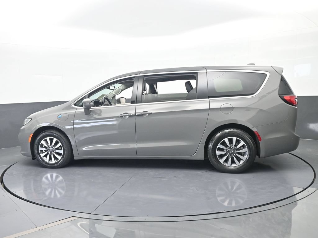 Used 2022 Chrysler Pacifica Touring-L FWD image 3