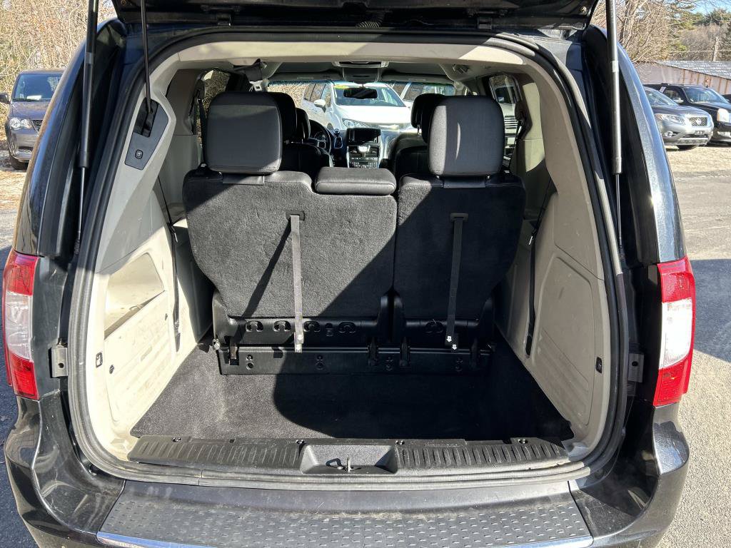 Used 2015 Chrysler Town & Country Touring FWD image 12
