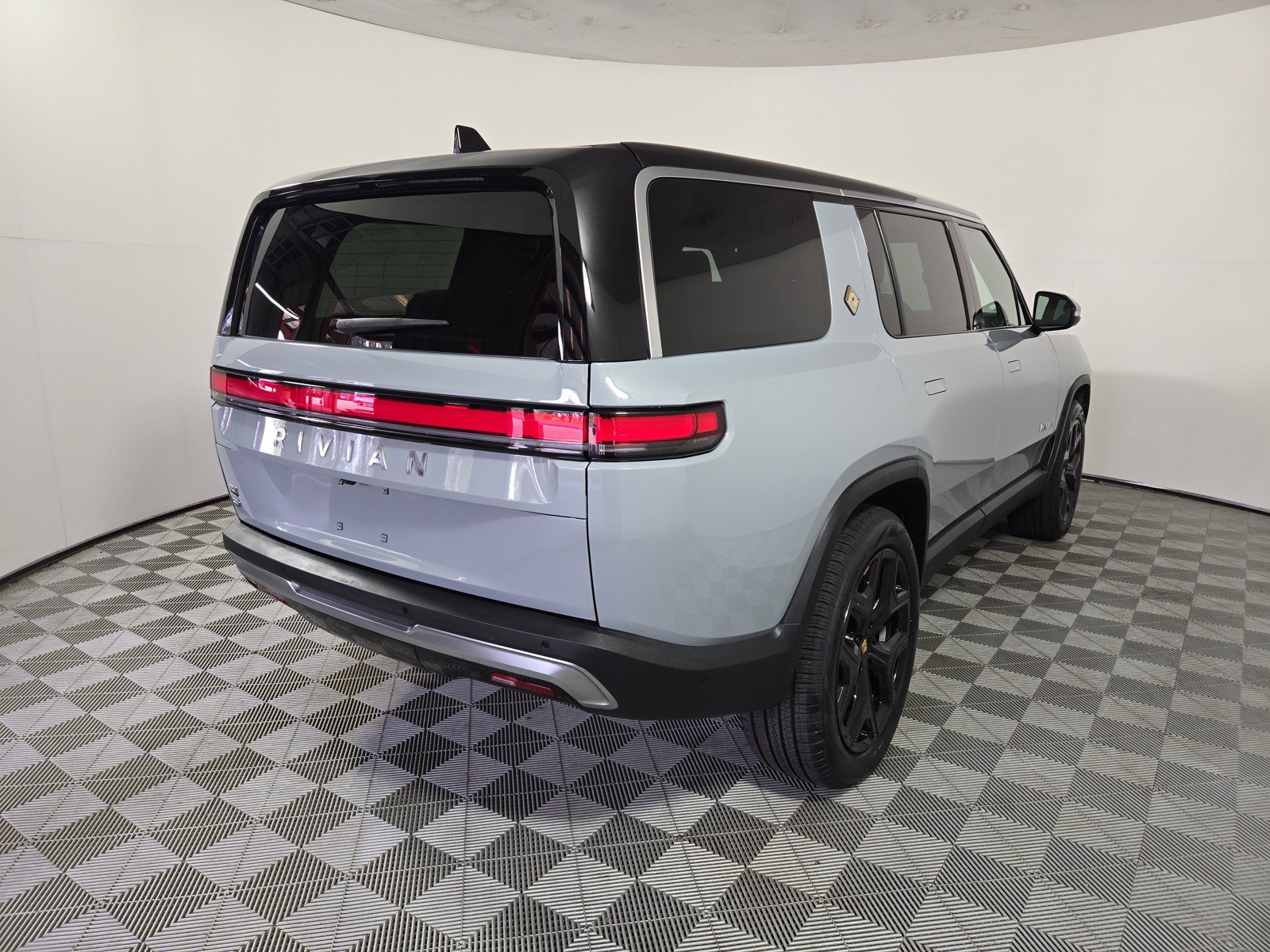 Used 2024 Rivian R1S Adventure AWD/4WD image 5