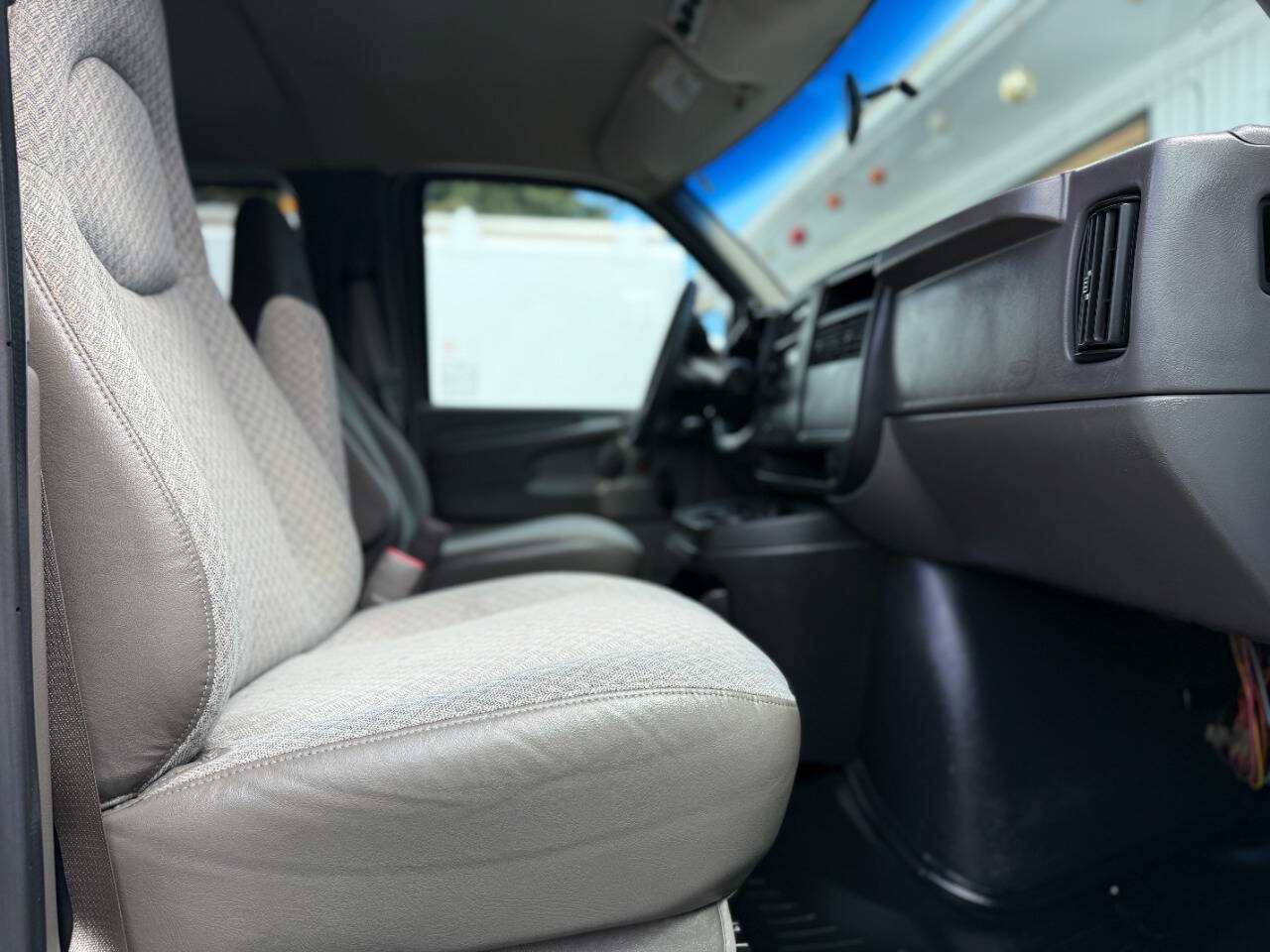 Used 2003 Chevrolet Express 3500 Extended Passenger RWD image 30