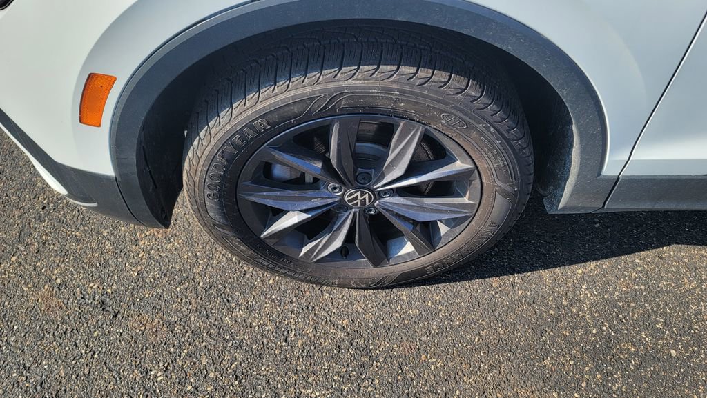 Used 2022 Volkswagen Tiguan SE image 6