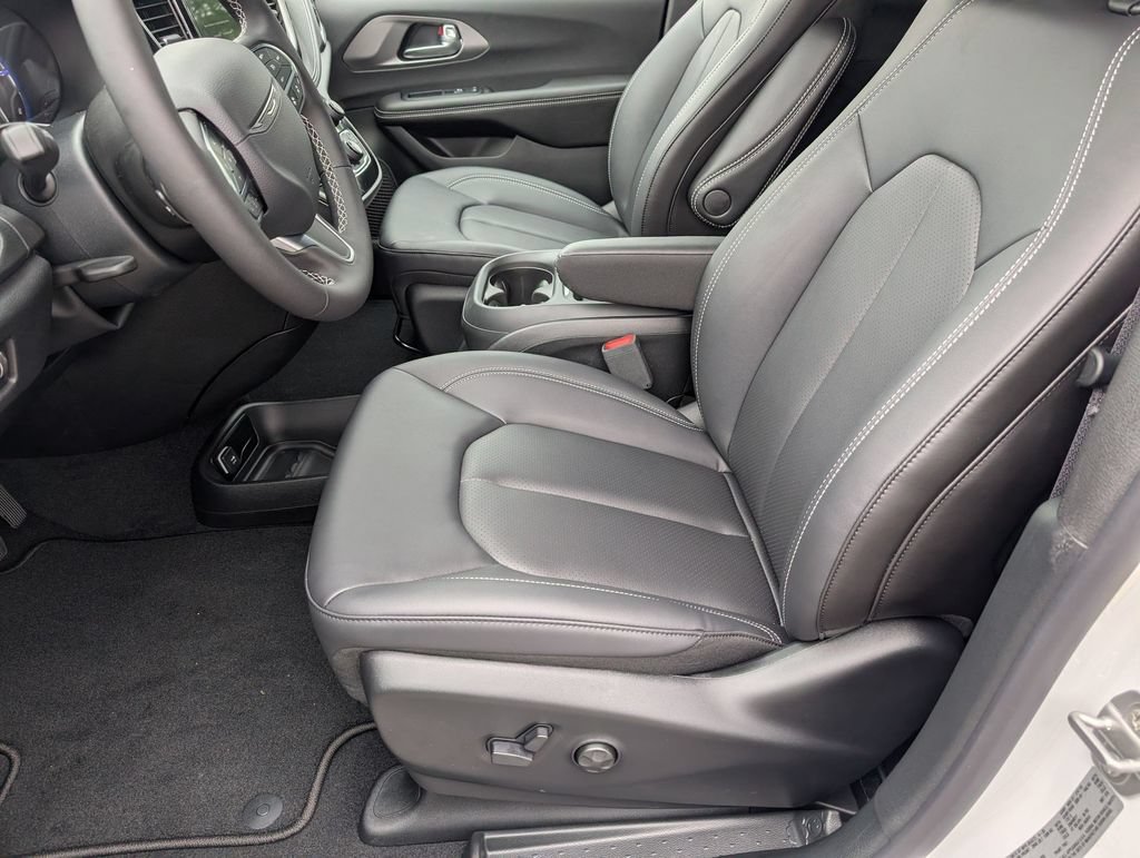 New 2027 Chrysler Pacifica Select FWD image 12