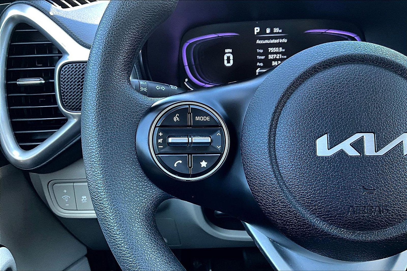 Used 2025 Kia Soul LX FWD image 19