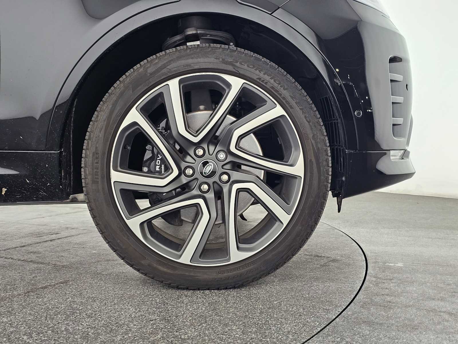 Used 2024 Land Rover Discovery Metropolitan Edition image 9