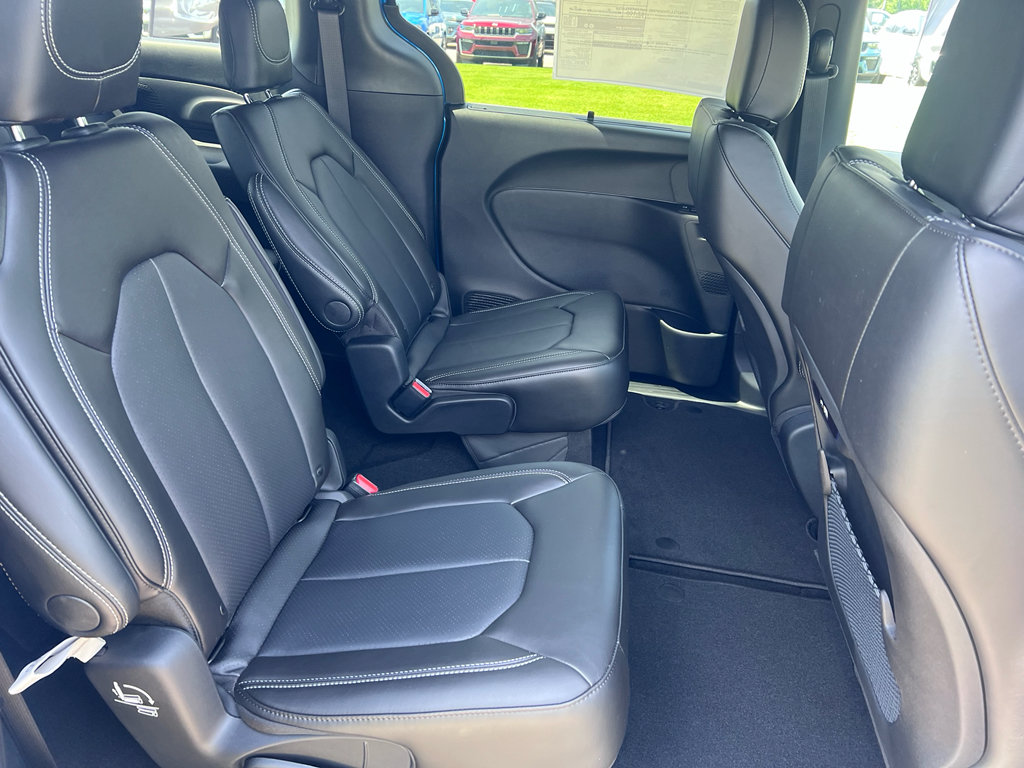 New 2027 Chrysler Pacifica Select w/ Family Tech Group FWD image 12