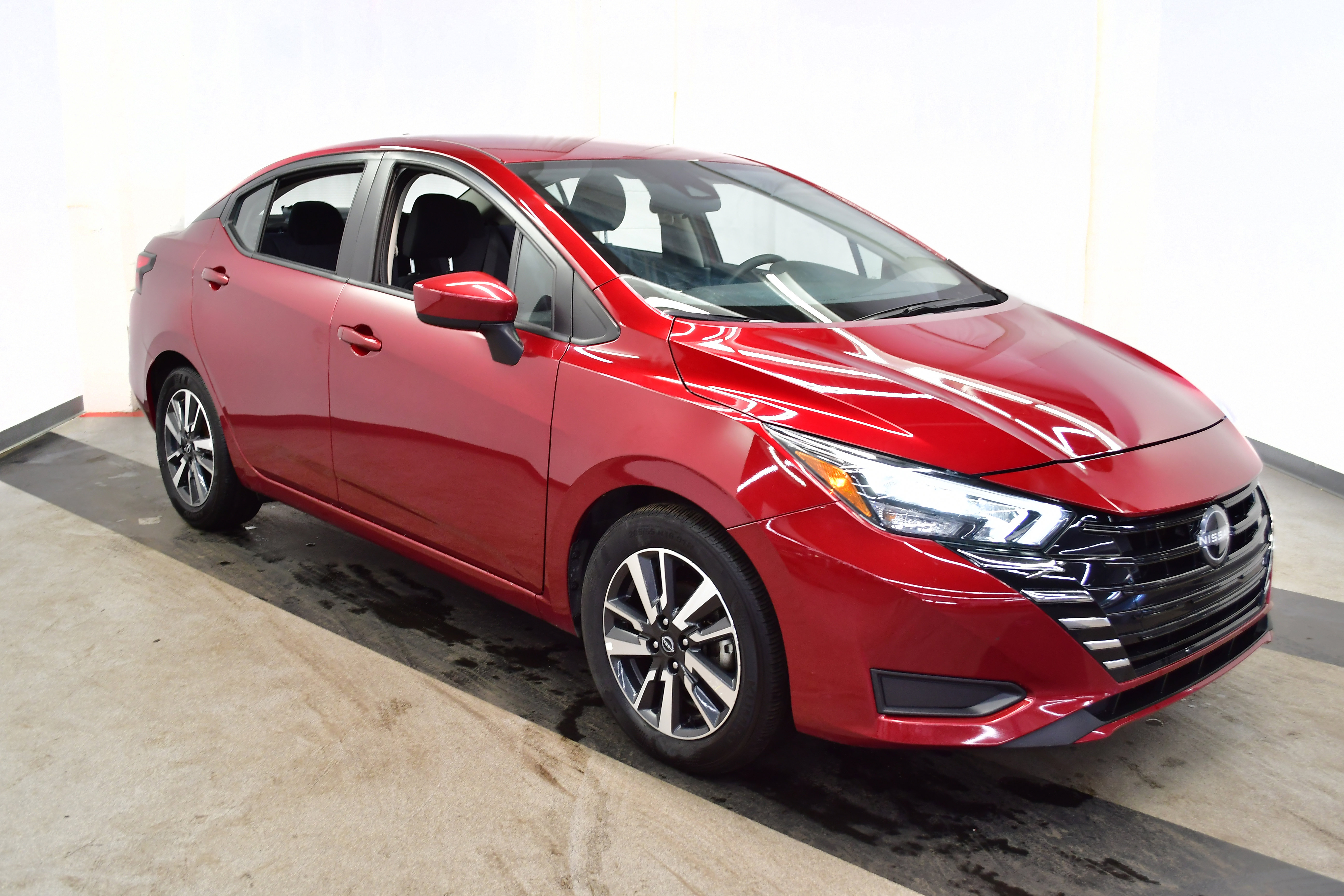 Used 2025 Nissan Versa SV image 2