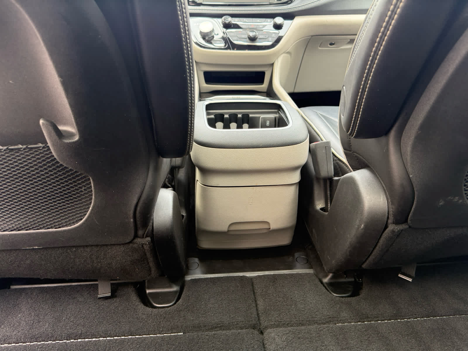 Used 2024 Chrysler Pacifica Limited FWD image 12
