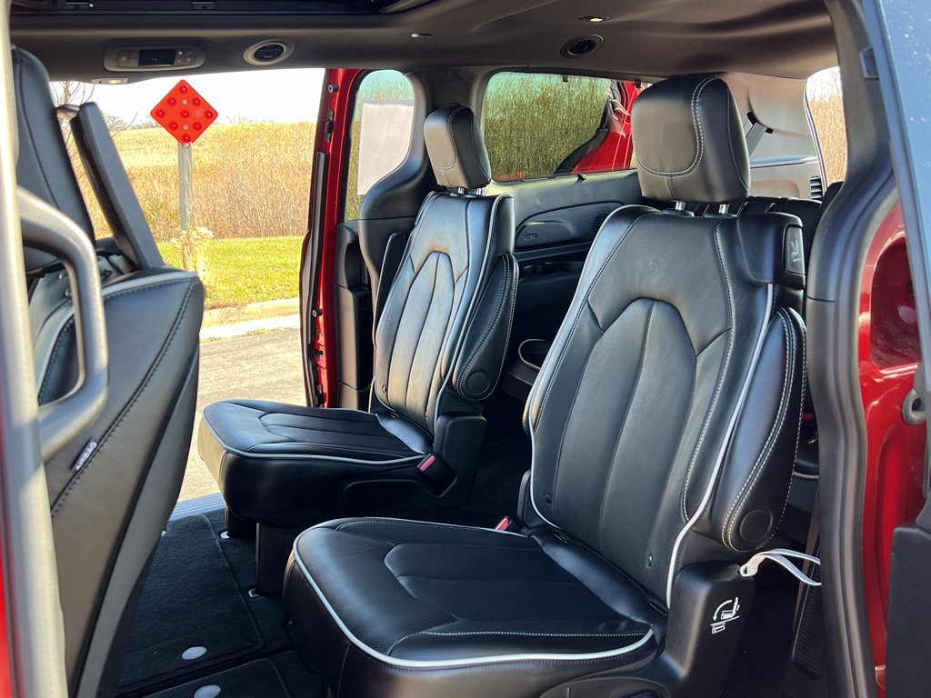 Used 2026 Chrysler Pacifica Limited w/ Uconnect Theater Family Group image 37