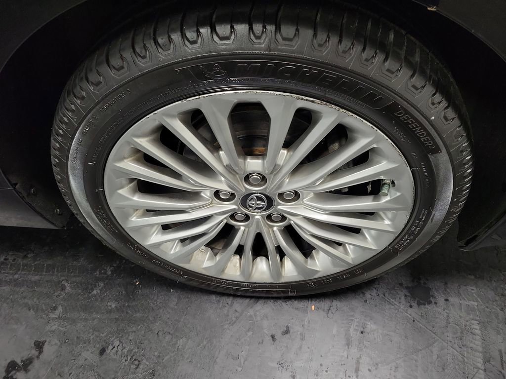 Used 2019 Toyota Avalon Limited image 10