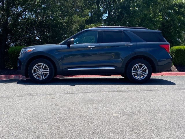 Used 2023 Ford Explorer XLT AWD/4WD image 2