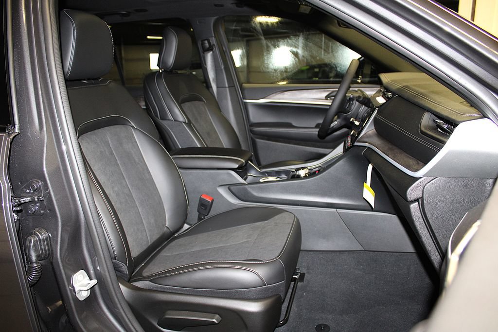 New 2026 Jeep Grand Cherokee Altitude AWD/4WD image 31