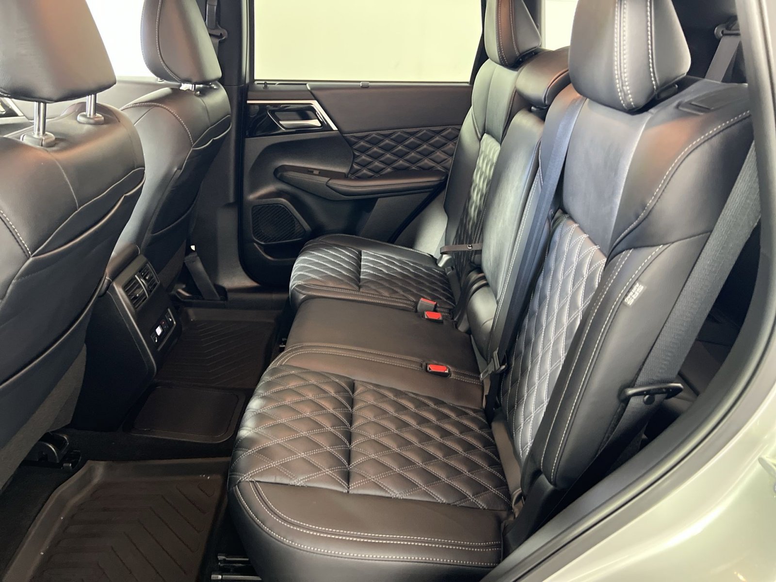 Used 2024 Mitsubishi Outlander SEL image 25