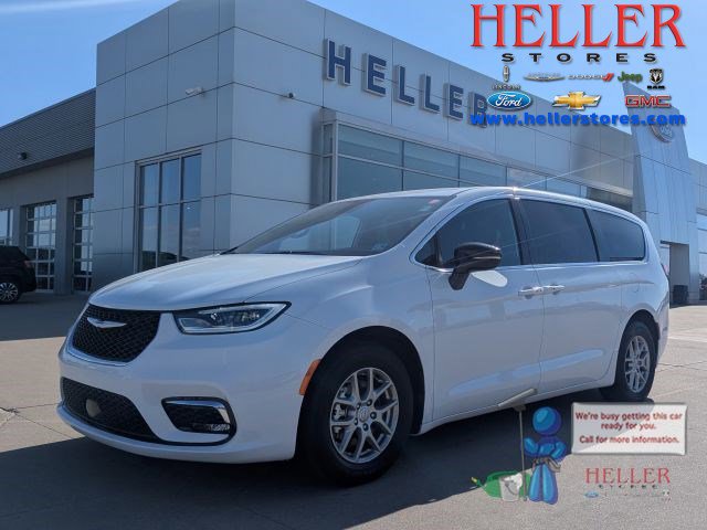 Used 2025 Chrysler Pacifica Select