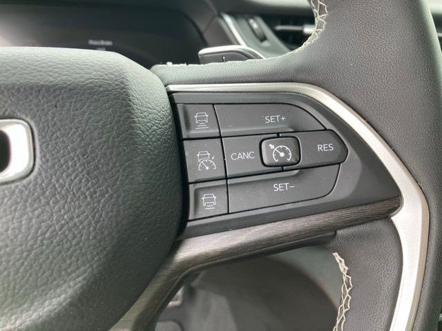 Used 2024 Jeep Grand Cherokee Limited w/ Luxury Tech Group II AWD/4WD image 16
