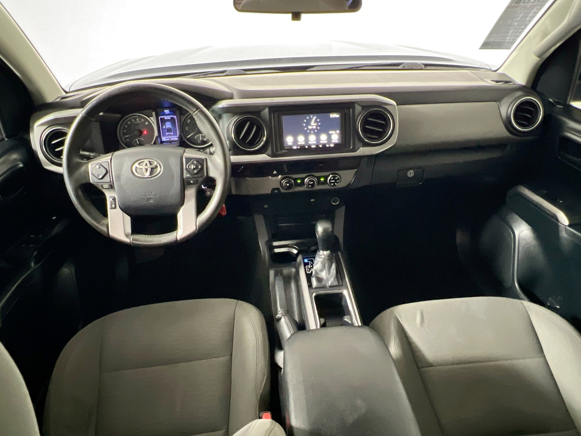 Used 2016 Toyota Tacoma SR5 w/ Towing Package image 28