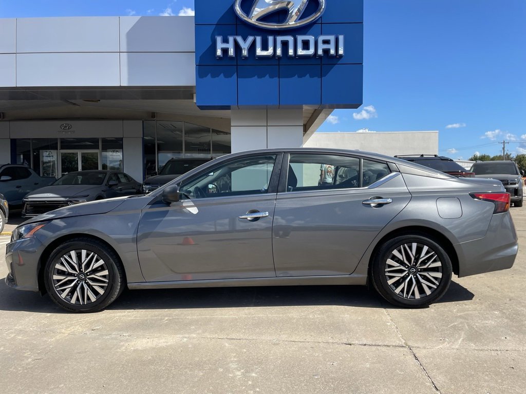 Used 2024 Nissan Altima 2.5 SV image 11