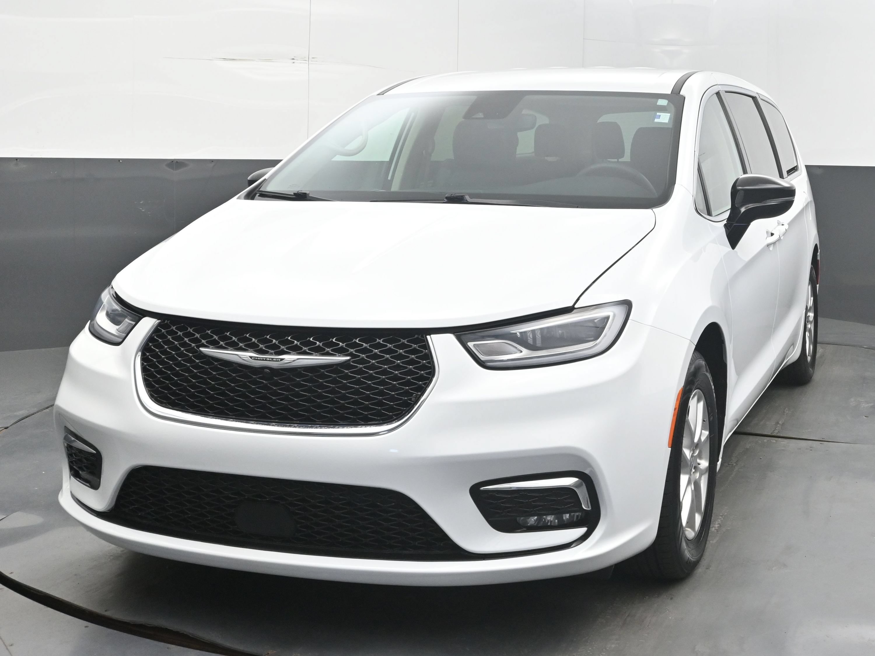 Used 2024 Chrysler Pacifica Touring-L FWD image 3
