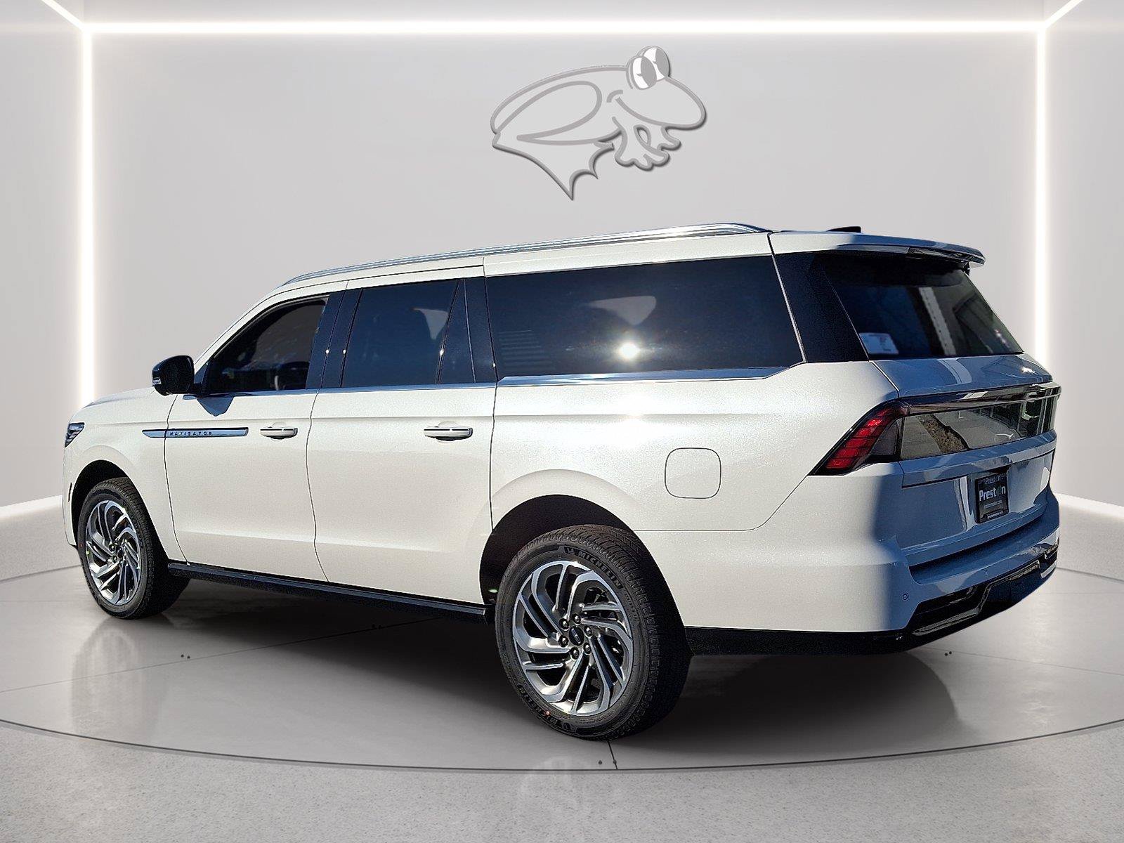 New 2026 Lincoln Navigator L Reserve AWD/4WD image 3