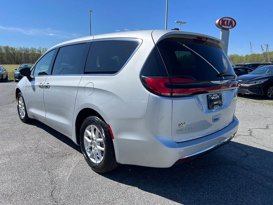 Used 2024 Chrysler Pacifica Touring-L image 3