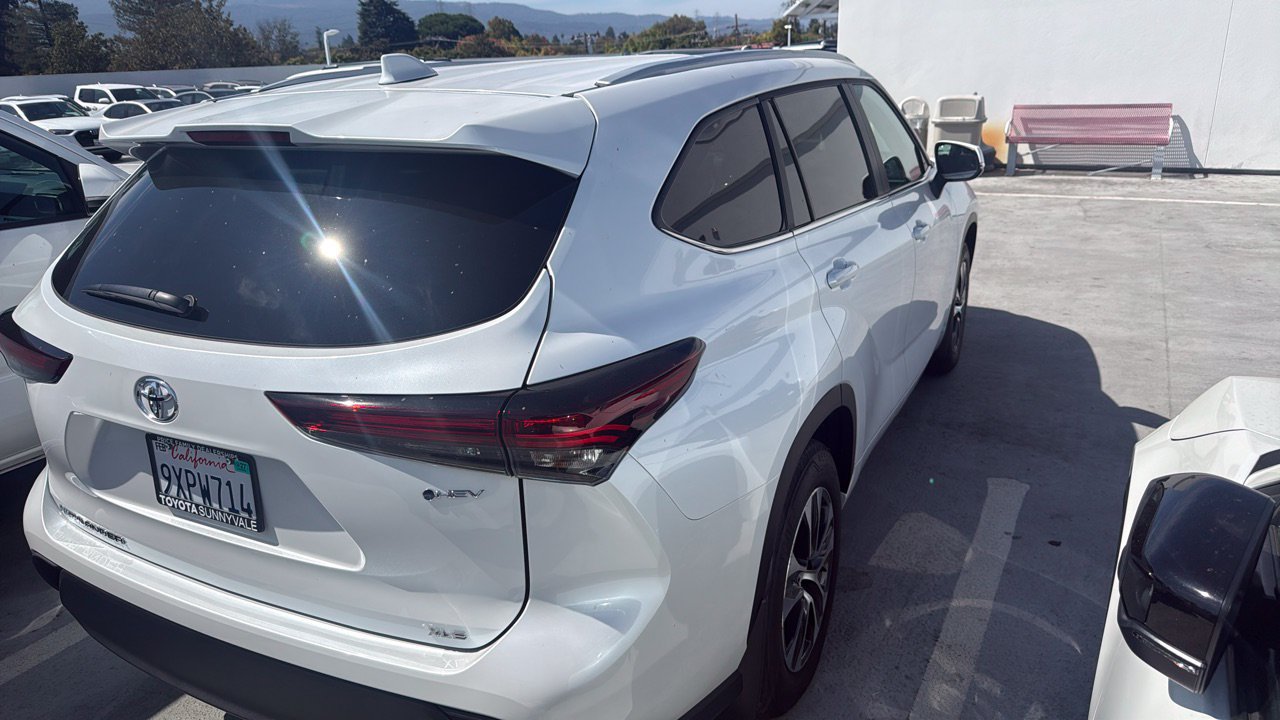 Used 2026 Toyota Highlander XLE AWD/4WD image 2