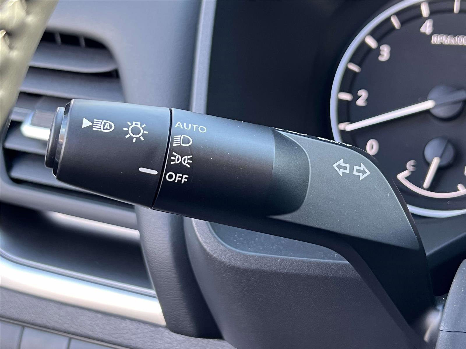 Used 2025 Nissan Rogue SV image 31