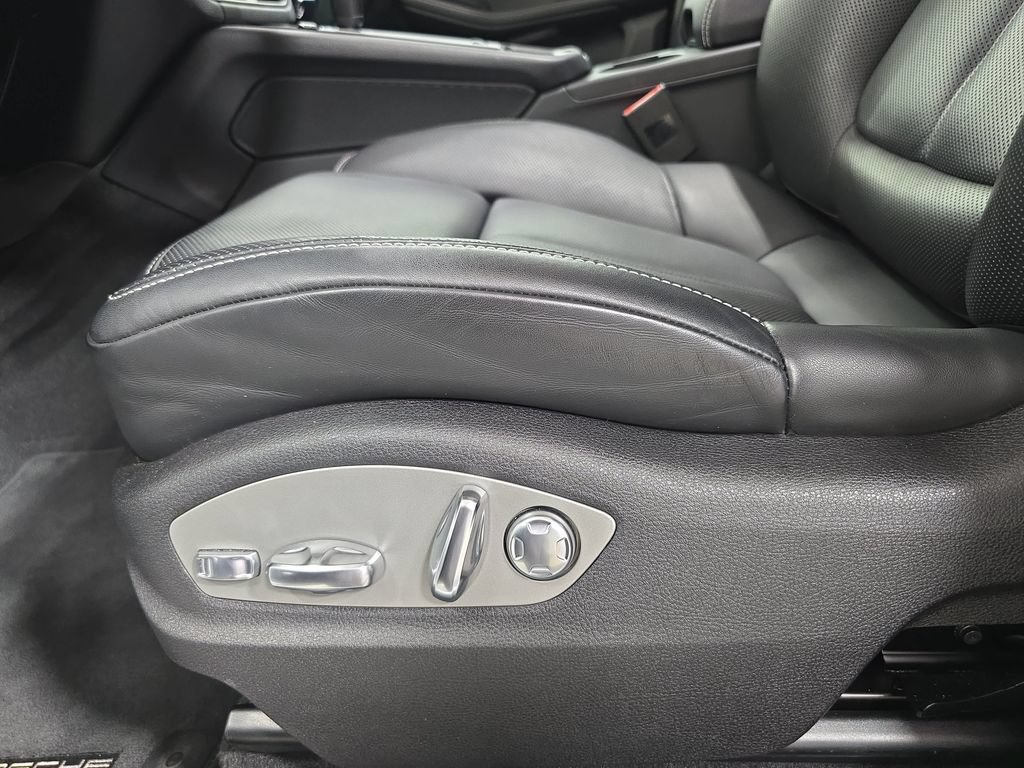 Certified 2025 Porsche Macan AWD/4WD image 23
