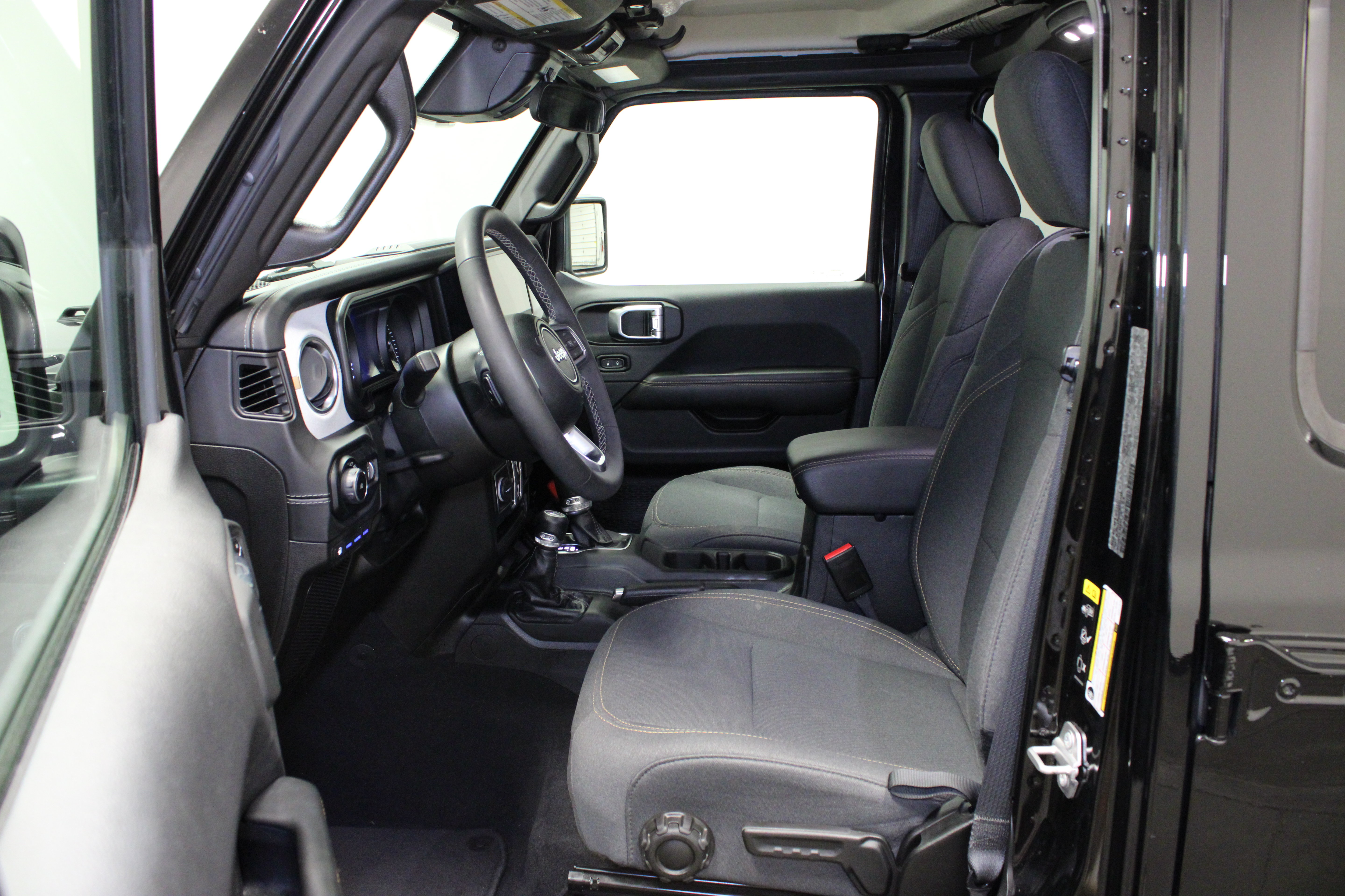 Used 2025 Jeep Wrangler Unlimited Sahara w/ Safety Group AWD/4WD image 17