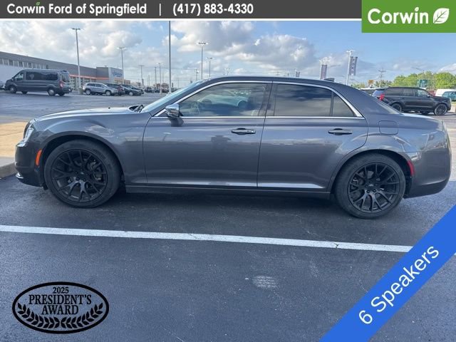 Used 2018 Chrysler 300 Touring w/ Chrome Appearance Package image 4