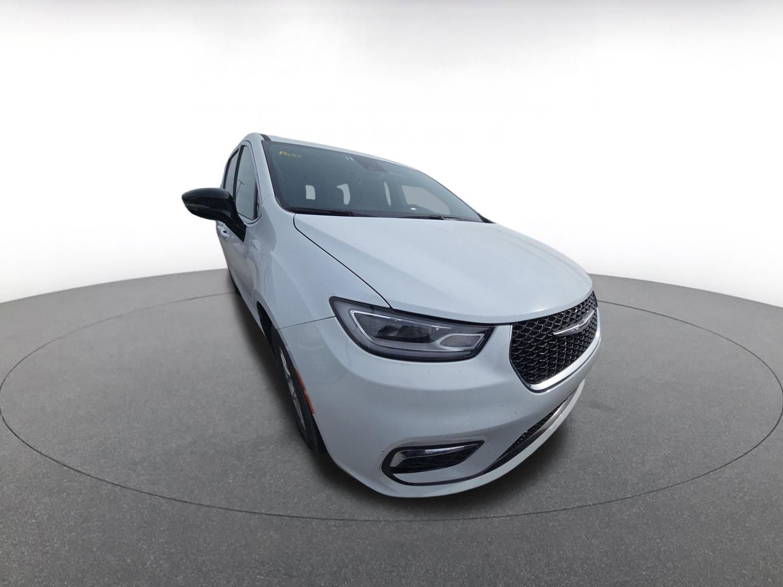 Used 2025 Chrysler Pacifica Select image 3