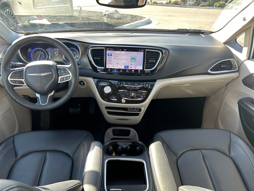Used 2024 Chrysler Pacifica Touring-L image 10
