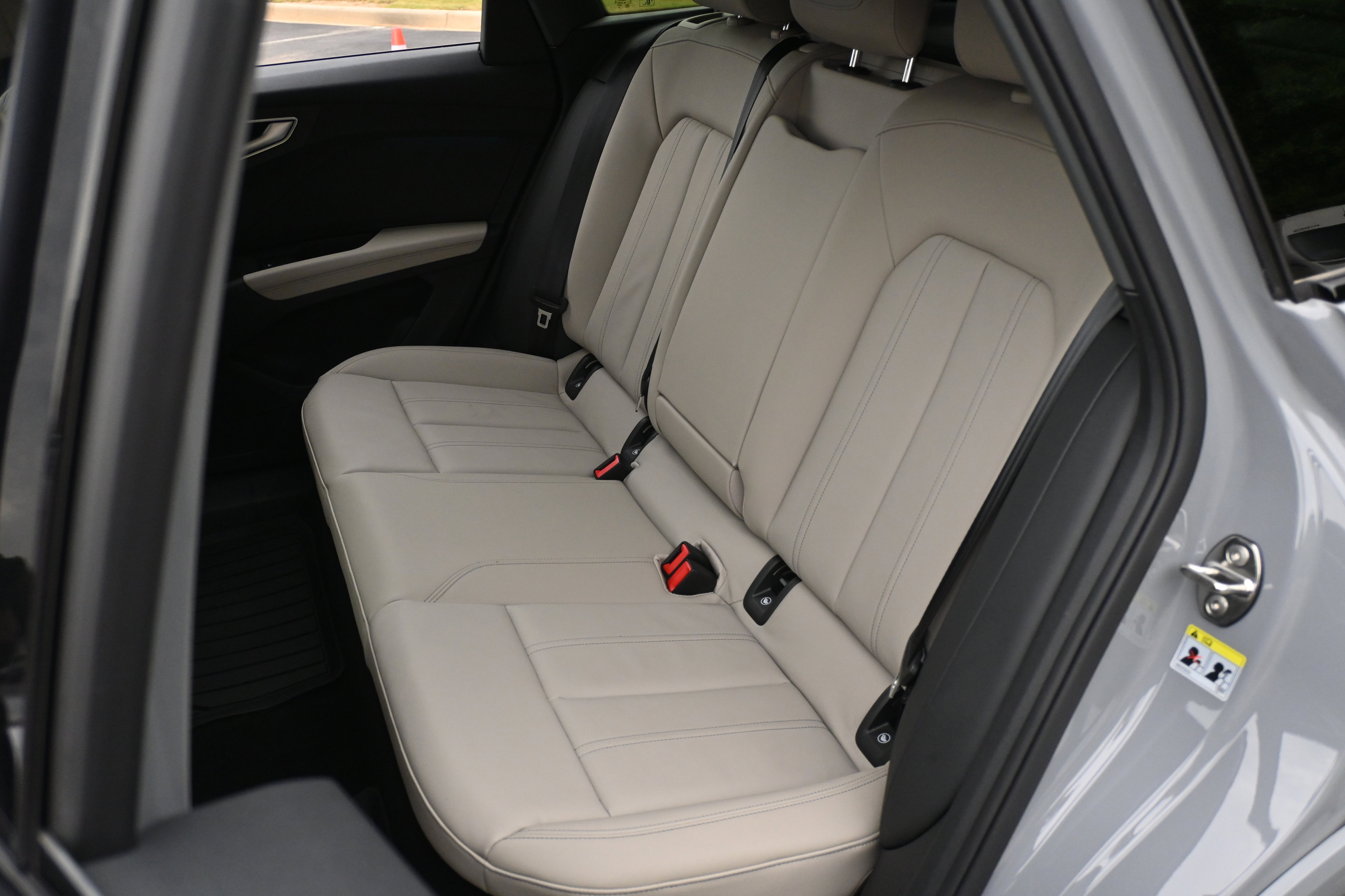 Used 2025 Audi Q4 e-tron Premium Plus image 18