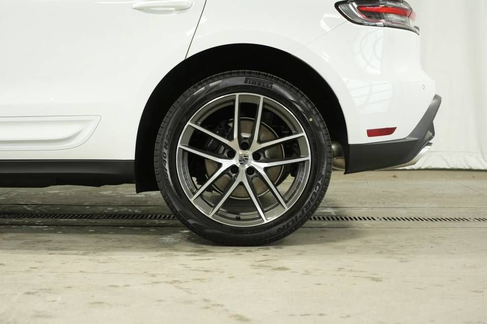 Certified 2026 Porsche Macan AWD/4WD image 42